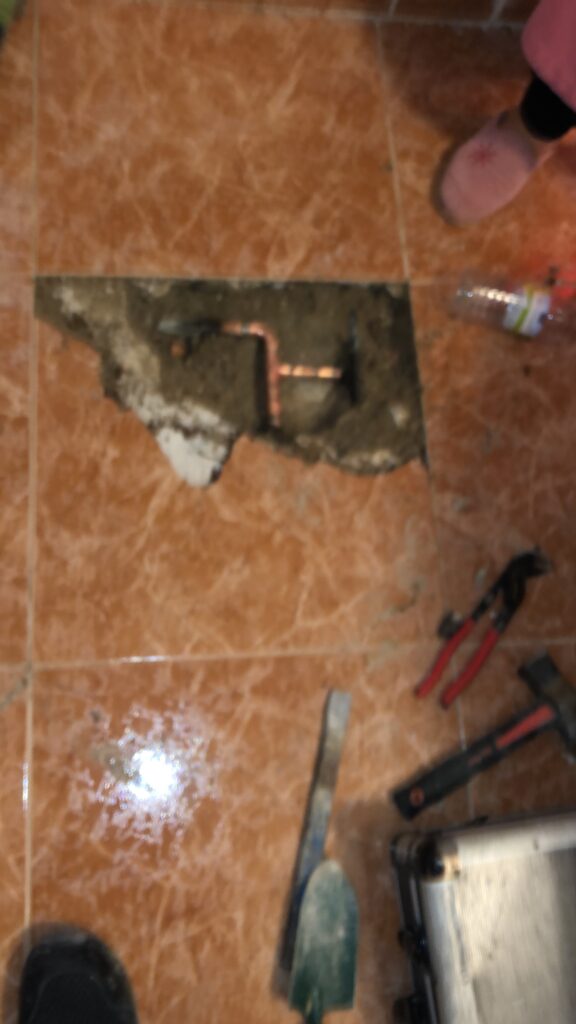 Fuga de agua en circuito de calefacción en tuberia de cobre, detectada en suelo de una cocina