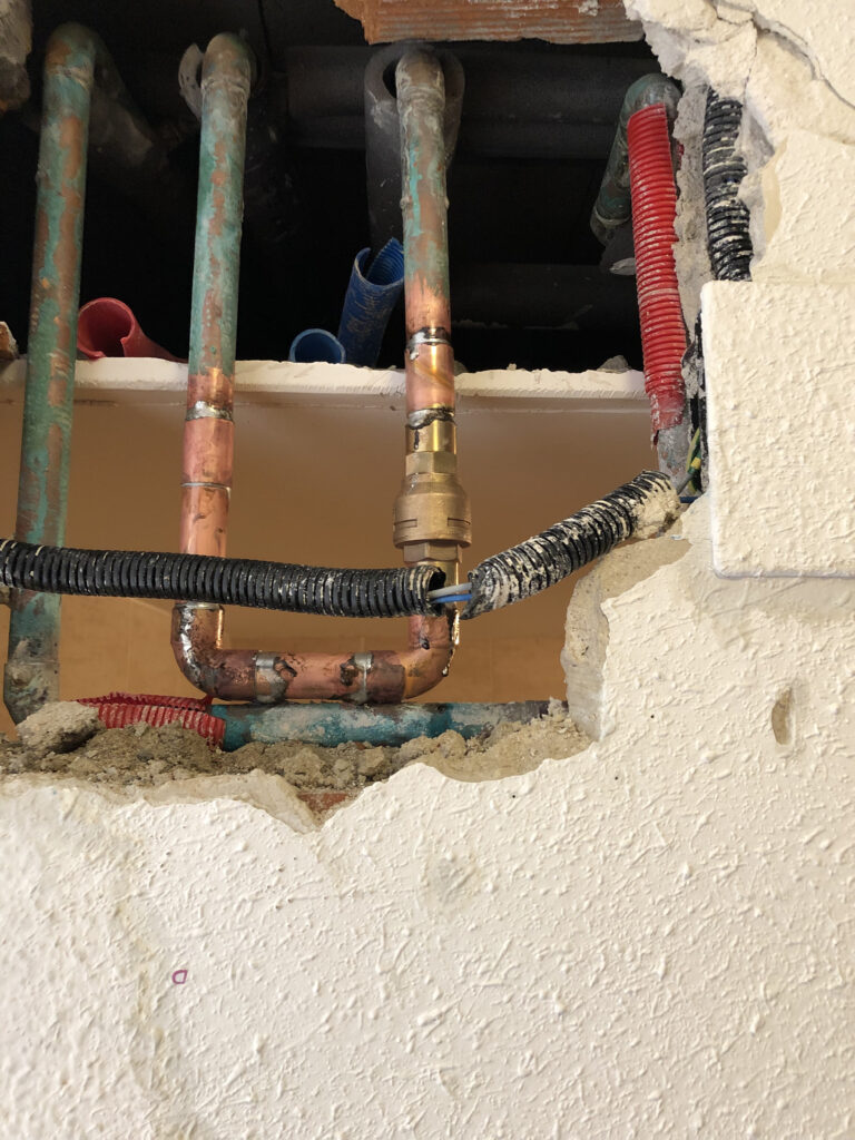 Reparacion de fugas de agua en calefacción en tuberia de cobre reparada con pieza de latón