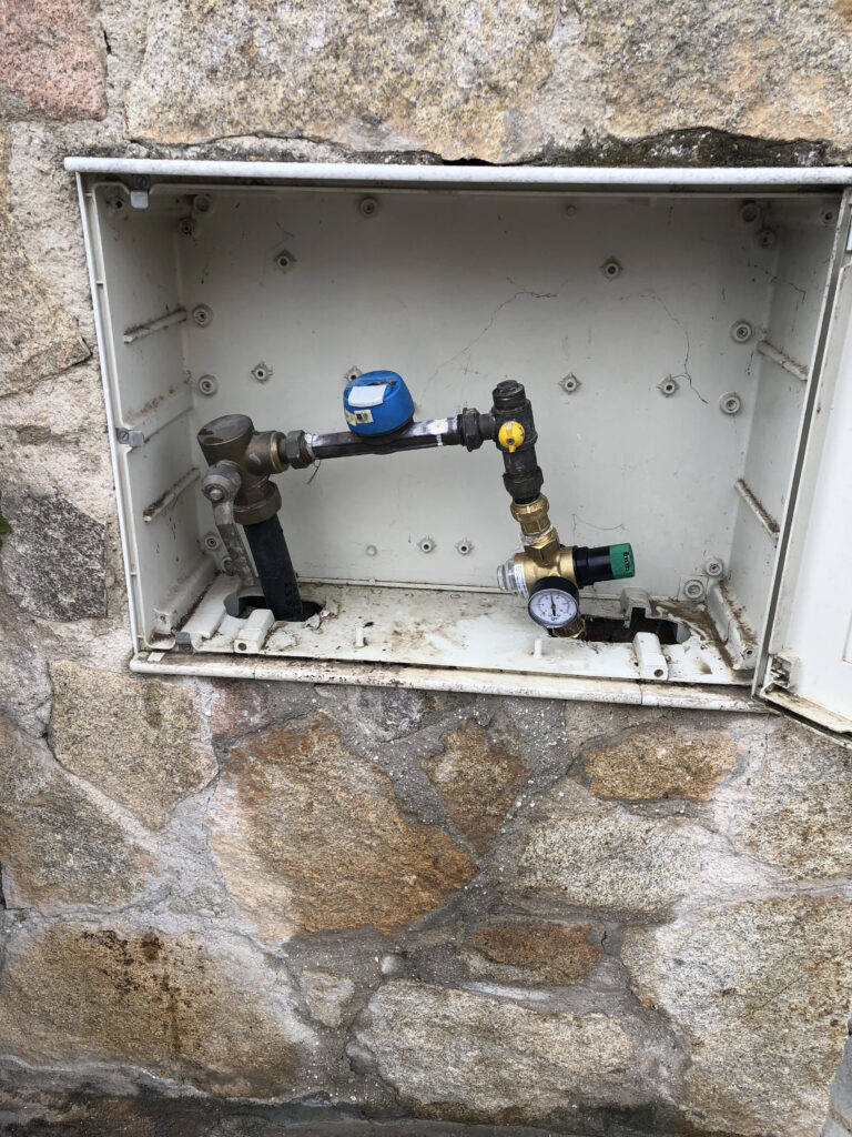 Fuga de agua en contador con instalacion de reductora de presion