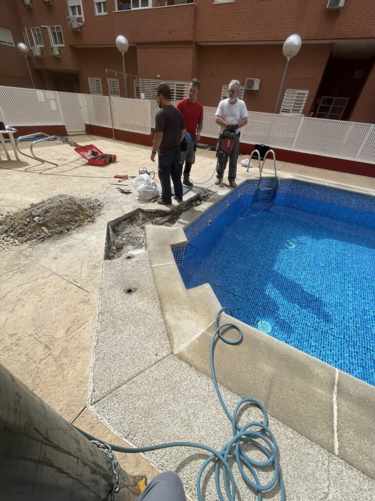Localización de fugas de agua en Madrid en piscina con martillo compresor