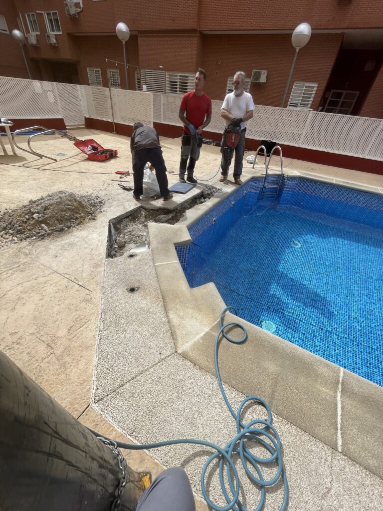 Localización de fugas de agua en piscina mediante martillo compresor