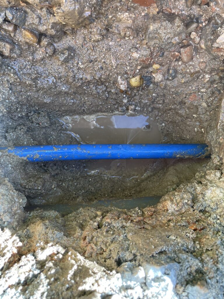 Deteccion de fugas de agua donde hay un pinchazo grande de agua