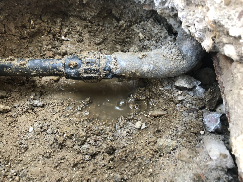 Deteccion de fugas de agua en contador en tuberia de politilieno a poca profundidad
